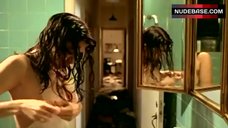 9. Fernanda Torres Shows Boobs in Shower – O Primeiro Dia