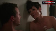 7. Zoe Mclellan Flashes Breasts – Ncis: New Orleans