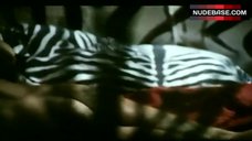 4. Joan Collins Shows Butt – L'Arbitro