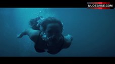 Jennifer Garner Swims under Water – Elektra