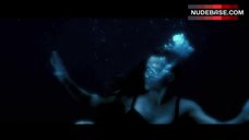 8. Jennifer Garner Swims under Water – Elektra