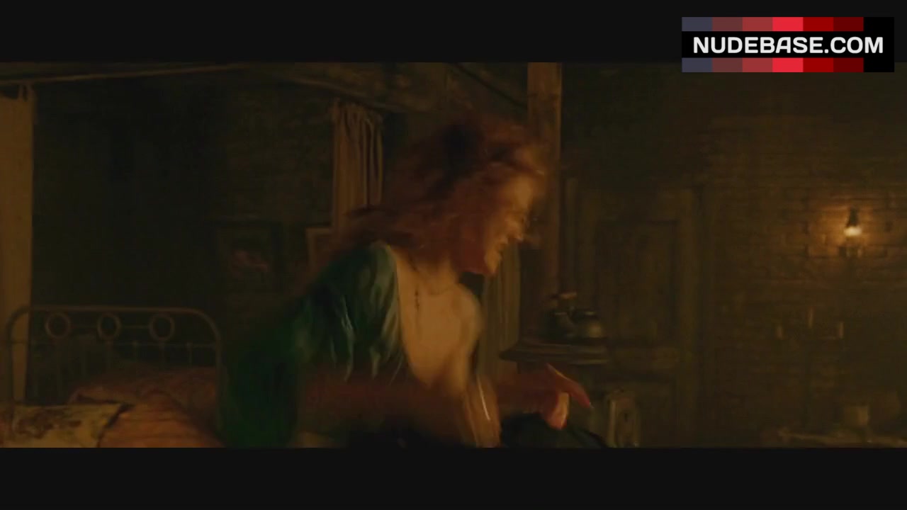 Cameron Diaz Flashes Boobs – Gangs Of New York (0:10) | NudeBase.com