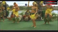 2. Carmen Electra Dance in Bikini – Baywatch: Hawaiian Wedding