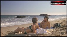 9. Jane Fonda in Bikini om Beach – California Suite