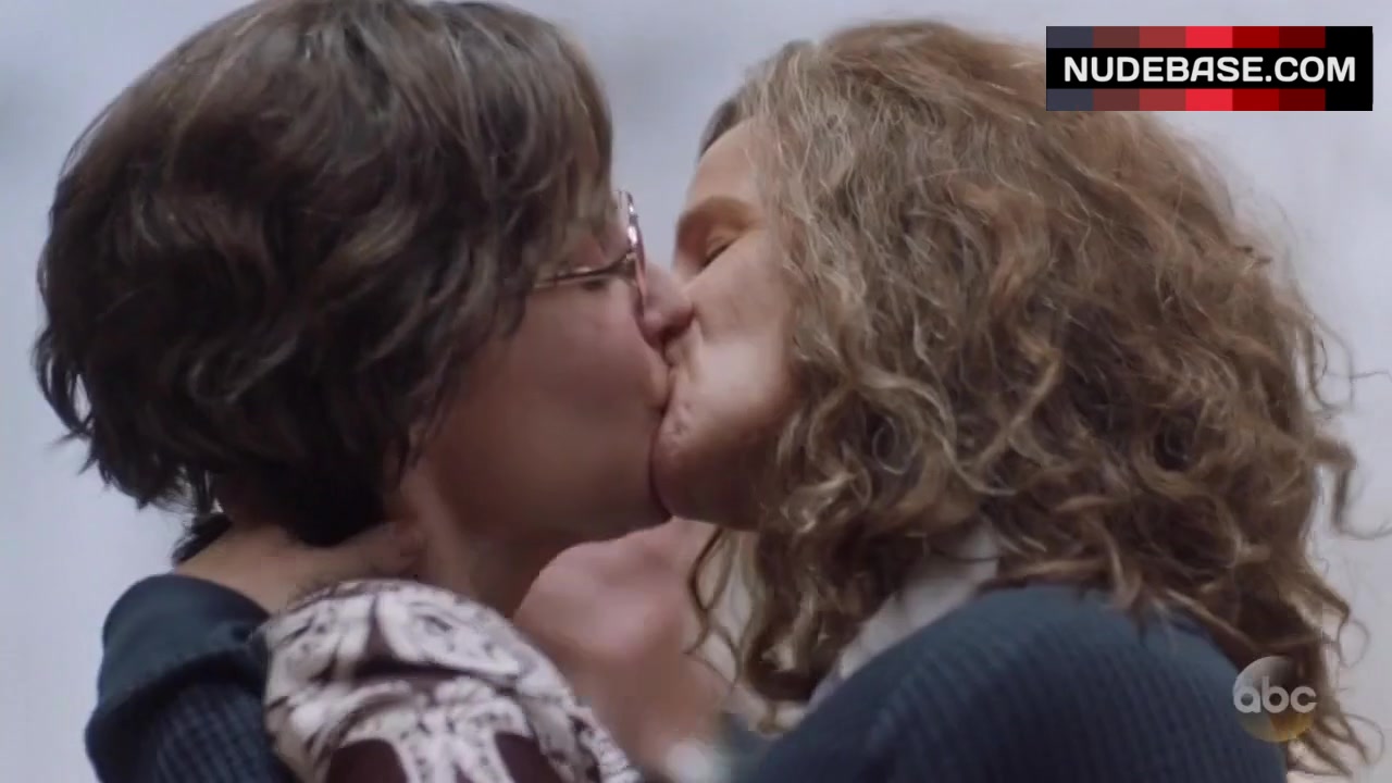 Rachel Griffiths Lesbian Kiss – When We Rise (0:21) | NudeBase.com