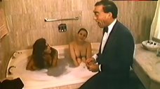 9. Laura Tovar Naked in Bath – Un Macho En El Hotel