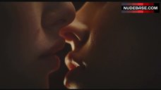 Amanda Seyfried Hot Lesbian Kiss – Jennifer'S Body