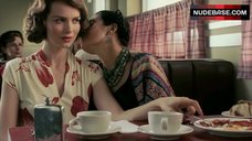 4. Saffron Burrows Lesbian Fingering Scene – Frida