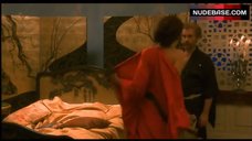 2. Saffron Burrows Exposed Sexy Butt – Klimt