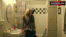 9. Elizabeth Banks Sex in Bathroom – The Details