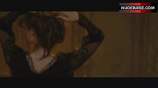 9. Angelina Jolie Intim Scene – The Tourist