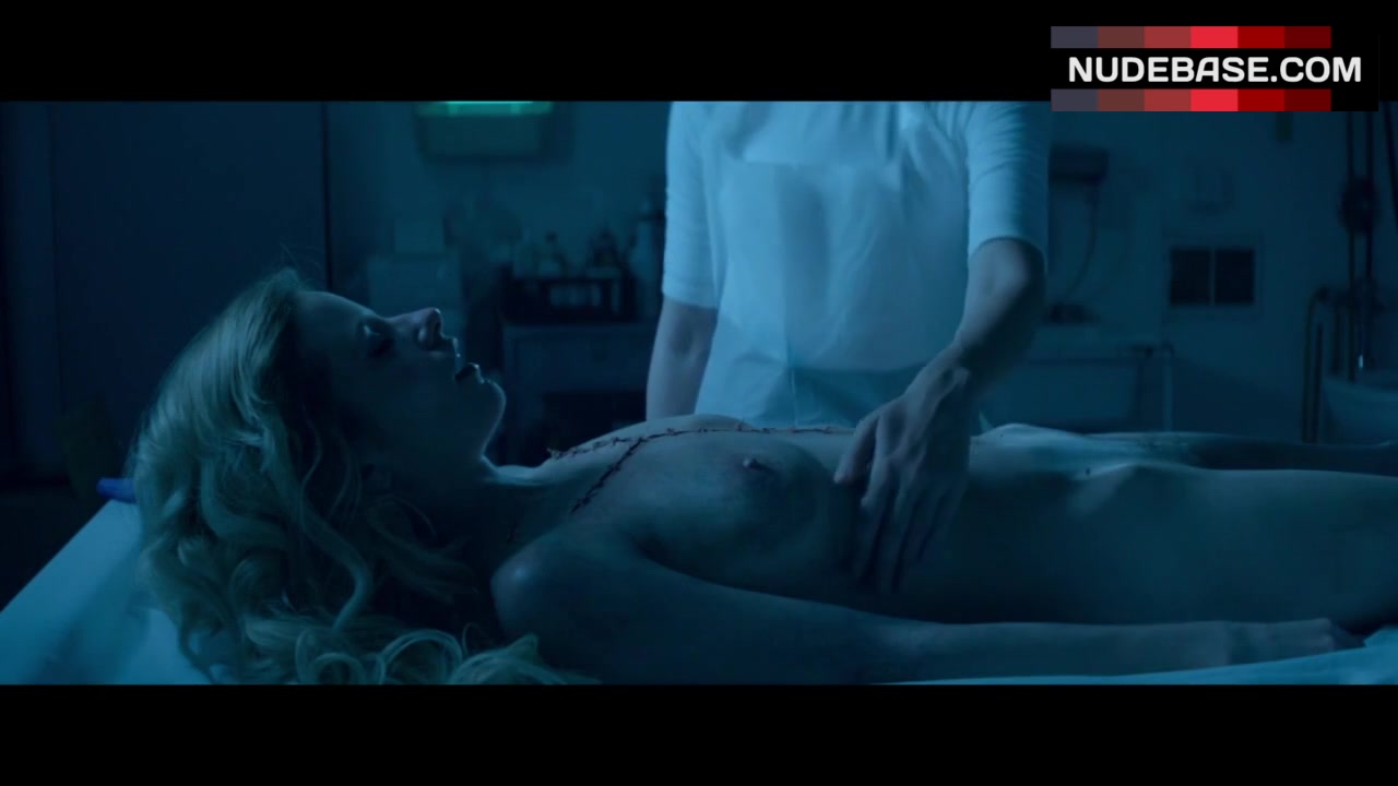 Neon demon when are sex scenes