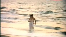 2. Arcelia Ramirez Hot Scene on Beach – En Un Claroscuro De La Luna
