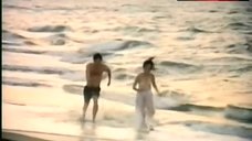 3. Arcelia Ramirez Hot Scene on Beach – En Un Claroscuro De La Luna