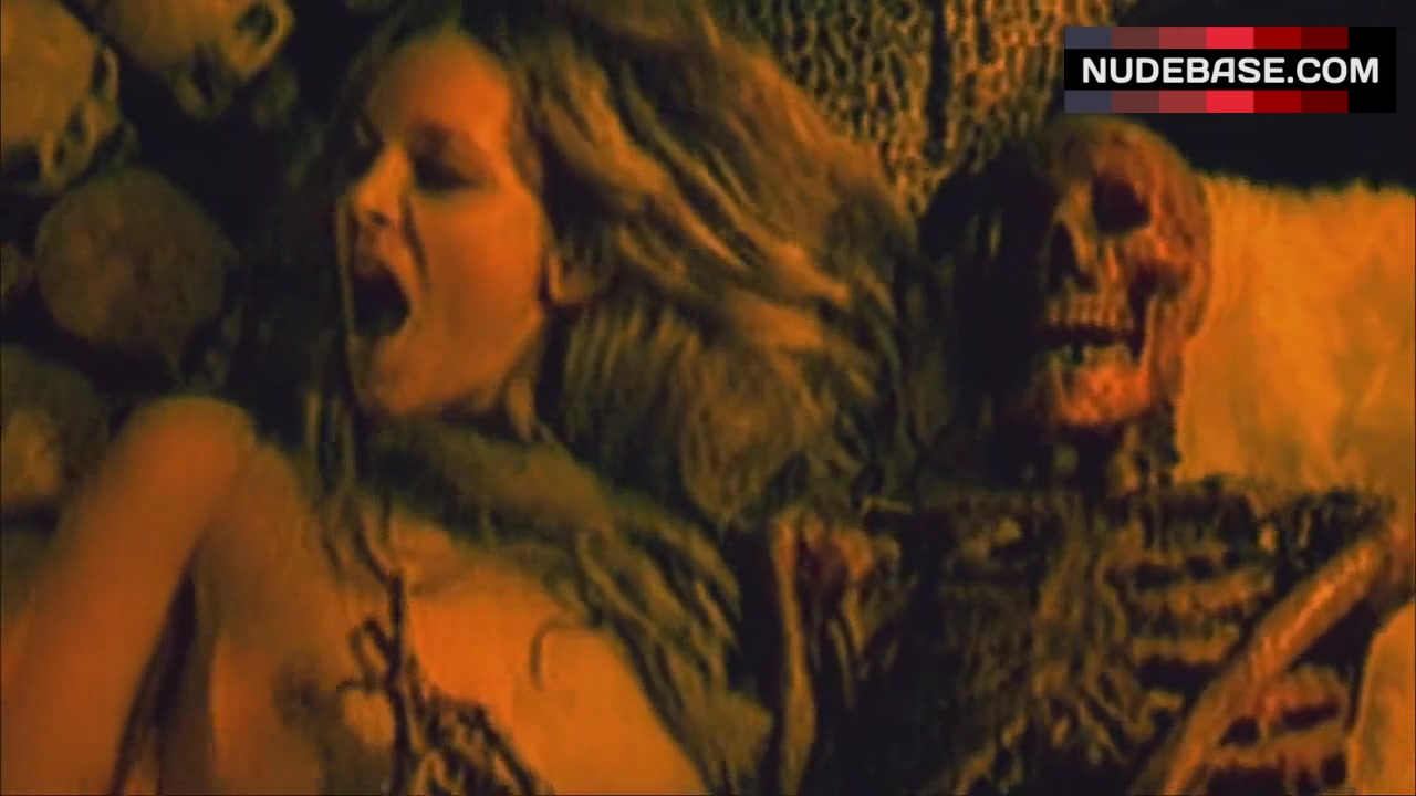 Sheri Moon Zombie Boobs Scene – House Of 1000 Corpses (0:27) | NudeBase.com