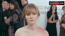 4. Jennifer Jason Leigh Full Naked in Art Gallery – The Moment