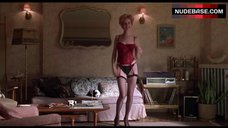 5. Juliette Lewis Dancing Striptease – Romeo Is Bleeding