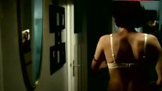 9. Julia Malik Underwear Scene – Doppelter Einsatz