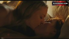 9. Julianne Moore Lesbian Sex – Chloe