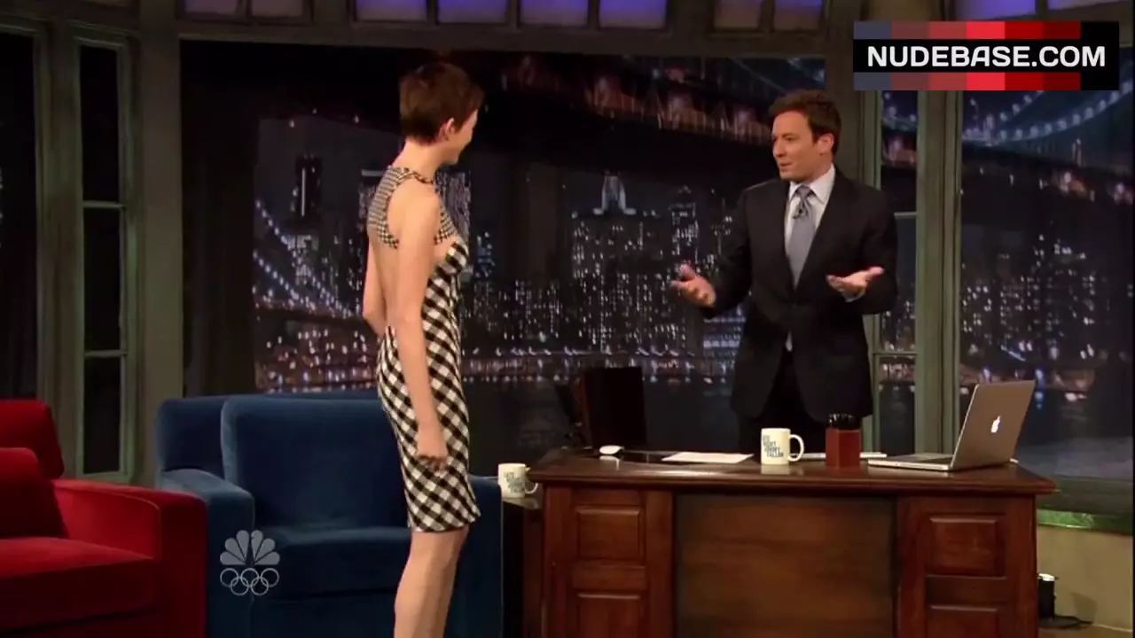 Anne Hathaway Side Boob – Late Night With Jimmy Fallon (0:23) | NudeBase.com