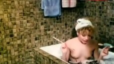 Grace De Capitani Bathing in Milk – Vous Habitez Chez Vos Parents?