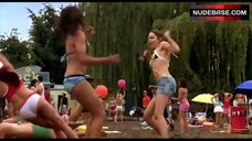 7. Amanda Bynes Beach Volleyball in Bikini – She'S The Man