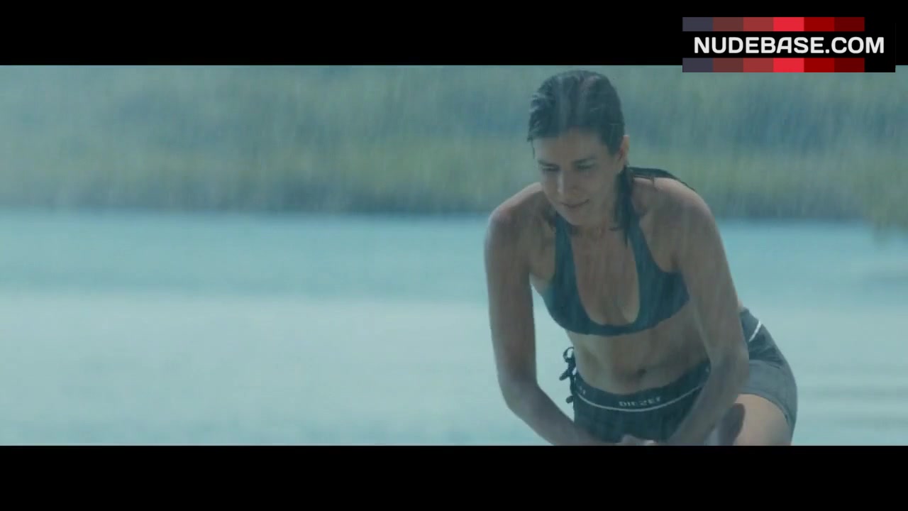 Patricia Velasquez in Bikini – Liz In September (0:40) | NudeBase.com