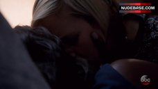 9. Liza Weil Lesbian Kiss – How To Get Away With Murder
