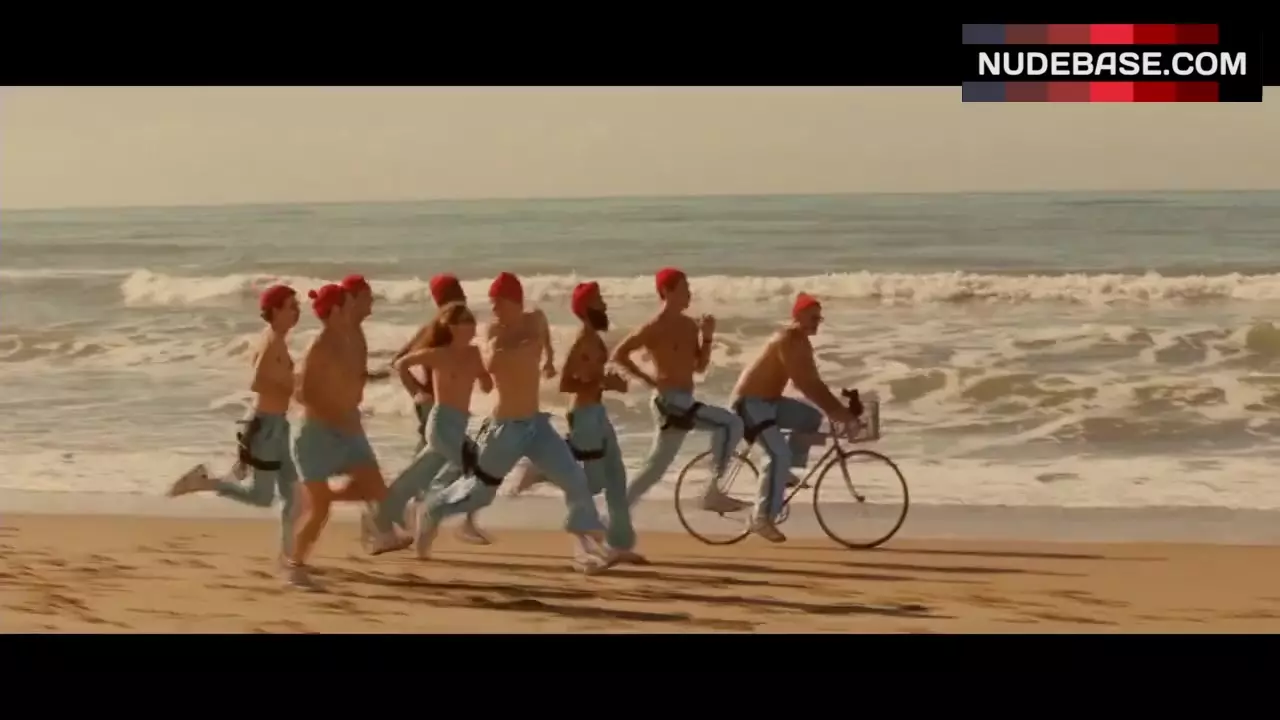 Robyn Cohen Runs Topless – The Life Aquatic With Steve Zissou (0:12) |  NudeBase.com