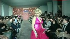 2. Anna Nicole Smith Hot Scene – The Anna Nicole Show