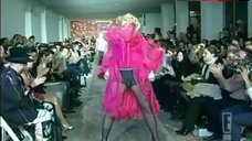 8. Anna Nicole Smith Hot Scene – The Anna Nicole Show