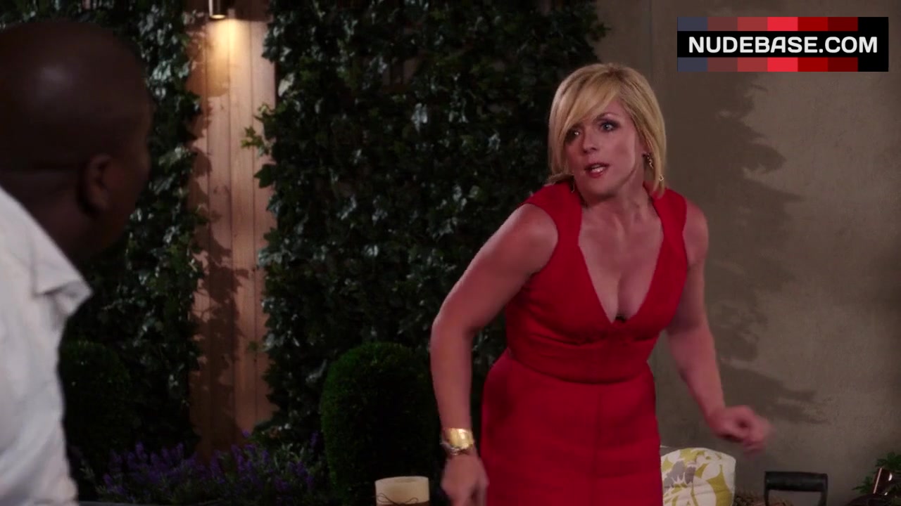 Jane Krakowski Sexy in Red Dress – Unbreakable Kimmy Schmidt (0:53) |  NudeBase.com