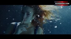 4. Zofia Wichlacz Sexy Scene – Miasto 44