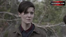 1. Maggie Grace Lesbian Kissing – Fear The Walking Dead