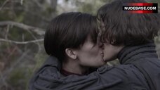 Maggie Grace Lesbian Kissing – Fear The Walking Dead