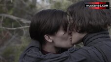 3. Maggie Grace Lesbian Kissing – Fear The Walking Dead