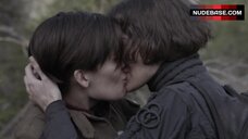 4. Maggie Grace Lesbian Kissing – Fear The Walking Dead