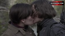 7. Maggie Grace Lesbian Kissing – Fear The Walking Dead