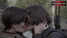 8. Maggie Grace Lesbian Kissing – Fear The Walking Dead
