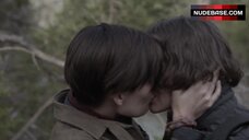 9. Maggie Grace Lesbian Kissing – Fear The Walking Dead