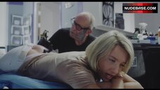 Karina Smulders Ass Crack – The Neighbors