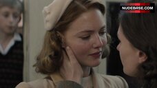 9. Anna Paquin Lesbian Scene – Tell It To The Bees