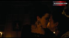 67. Rachel Weisz Lesbian Kiss – The Favourite