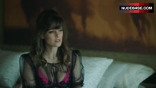 67. Frankie Shaw in Sexy Underwear – Smilf