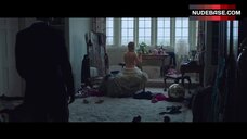 Sophie Nelisse Side Boob – Close