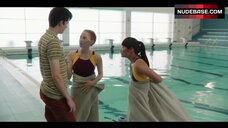 89. Alice Hewkin Lesbian Scene in Swimming Pool – Sex Education