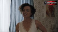 Maria Schrader Flashes Lingerie – Deutschland 83