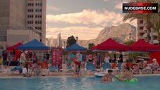 1. Arantza Ruiz in Sexy Bikini – Fugitiva