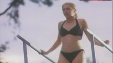 Melissa Joan Hart in Bikini – Sabrina, The Teenage Witch