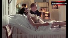 100. Amanda Plummer Shows Breasts – 81/2 Women